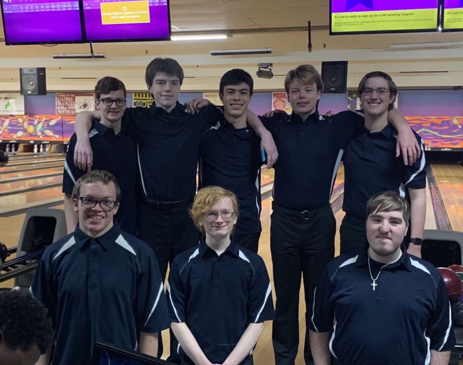 Bowling+Team+poses+for+a+photo+before+competing+in+the+D1+Sectional+Tournament.+From+left+to+right+top%3A+Adam+Szczyt%2C+Kyle+Neeley%2C+Parker+Sherman%2C+and+Drew+Ott.%0AFrom+left+to+right+bottom%3A+Cohen+Bafford%2C+Gabe+Thatcher+and+Stephen+Schachte.+Photo+Courtesy%3A+Kyle+Neeley