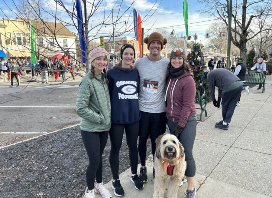 Senior Abby Sanders poses with her family at last years Turkey Trot. The family has run in race for the last 13 years. Photo courtesy of Abby Sanders.