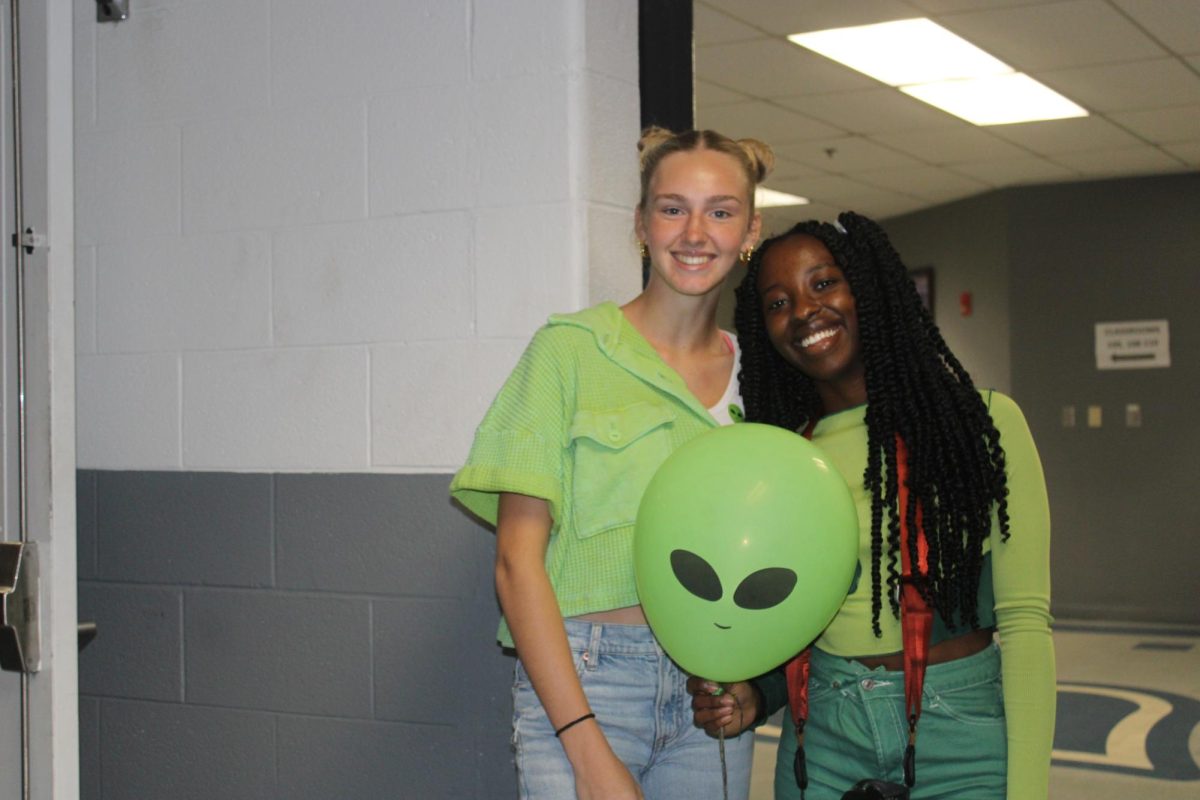 Hope Mahl and Faith pose with Alien!