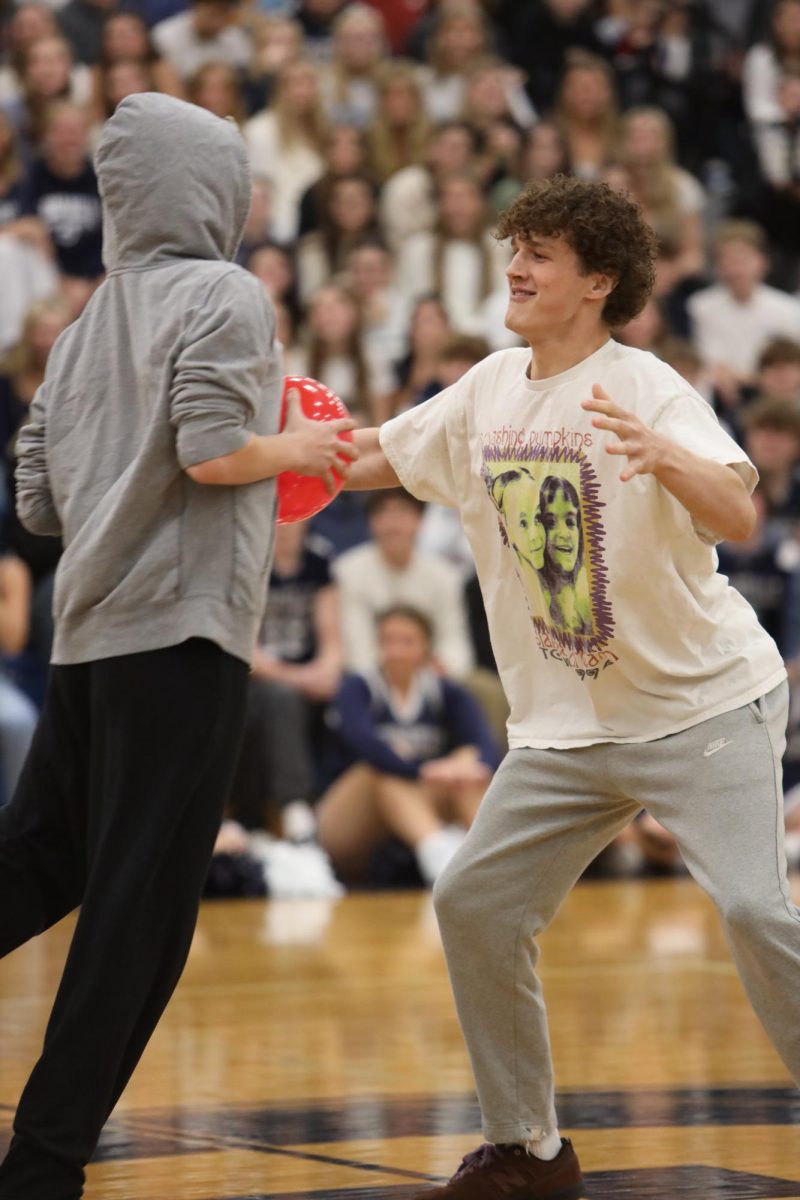 Junior Vinnie Morris waits for classmate Stone Thaxton to reach him so they can pop the balloon during the Oct. 25 pep rally.